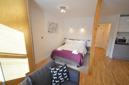 3B Soho Studios 3rd floor by Indigo Flats - image 4