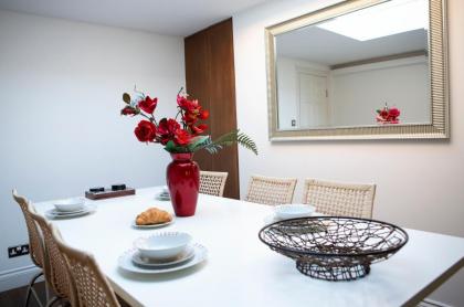 Apt 3 Trafalgar Sq Duplex 3rd & 4th floor by Indigo Flats - image 12