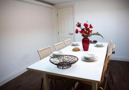 Apt 3 Trafalgar Sq Duplex 3rd & 4th floor by Indigo Flats - image 13