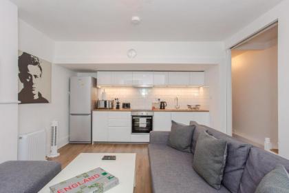 2 Bedroom Flat in Highbury Accommodates 6 - image 11