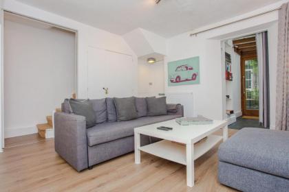 2 Bedroom Flat in Highbury Accommodates 6 - image 12