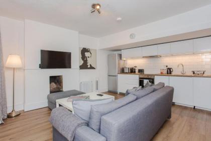 2 Bedroom Flat in Highbury Accommodates 6 - image 13