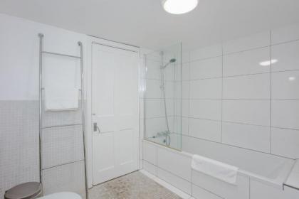 2 Bedroom Flat in Highbury Accommodates 6 - image 15