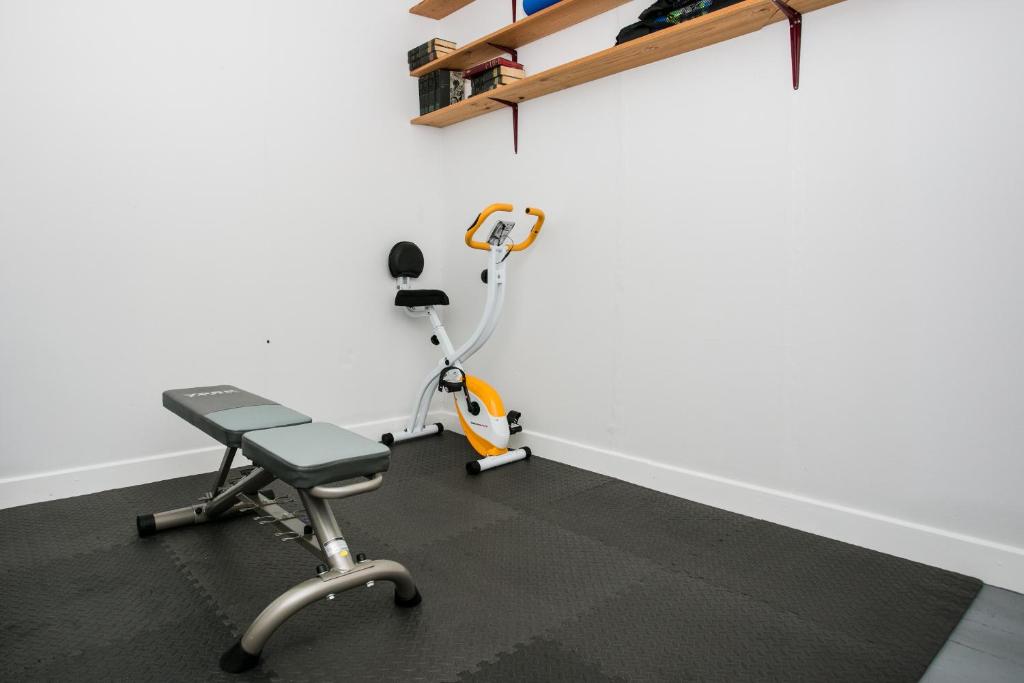 2 Bedroom Flat in Highbury Accommodates 6 - image 4