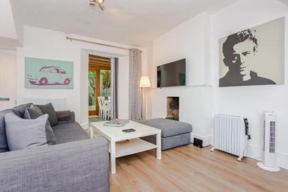 2 Bedroom Flat in Highbury Accommodates 6 - image 8