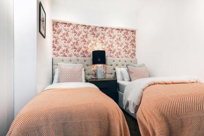 AWESOME LEICESTER SQ! Fashion Flat for Theatre Families and Happy Friends - image 16