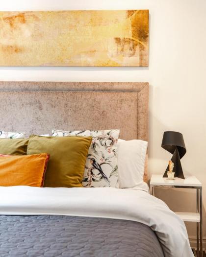 AWESOME LEICESTER SQ! Fashion Flat for Theatre Families and Happy Friends - image 8