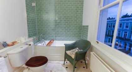 Attractive Chelsea apartment sleeps 4 - image 10