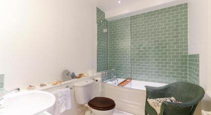 Attractive Chelsea apartment sleeps 4 - image 11