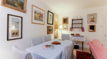 Attractive Chelsea apartment sleeps 4 - image 3