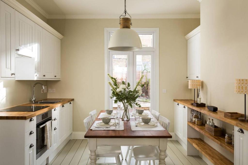 Bright 1BR Modern Home w/Terrace in West London - main image