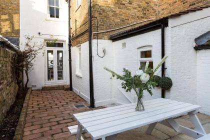 Bright 1BR Modern Home w/Terrace in West London - image 14