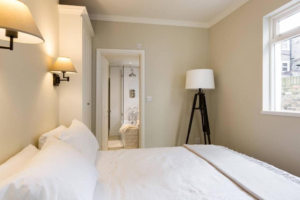 Bright 1BR Modern Home w/Terrace in West London - image 3