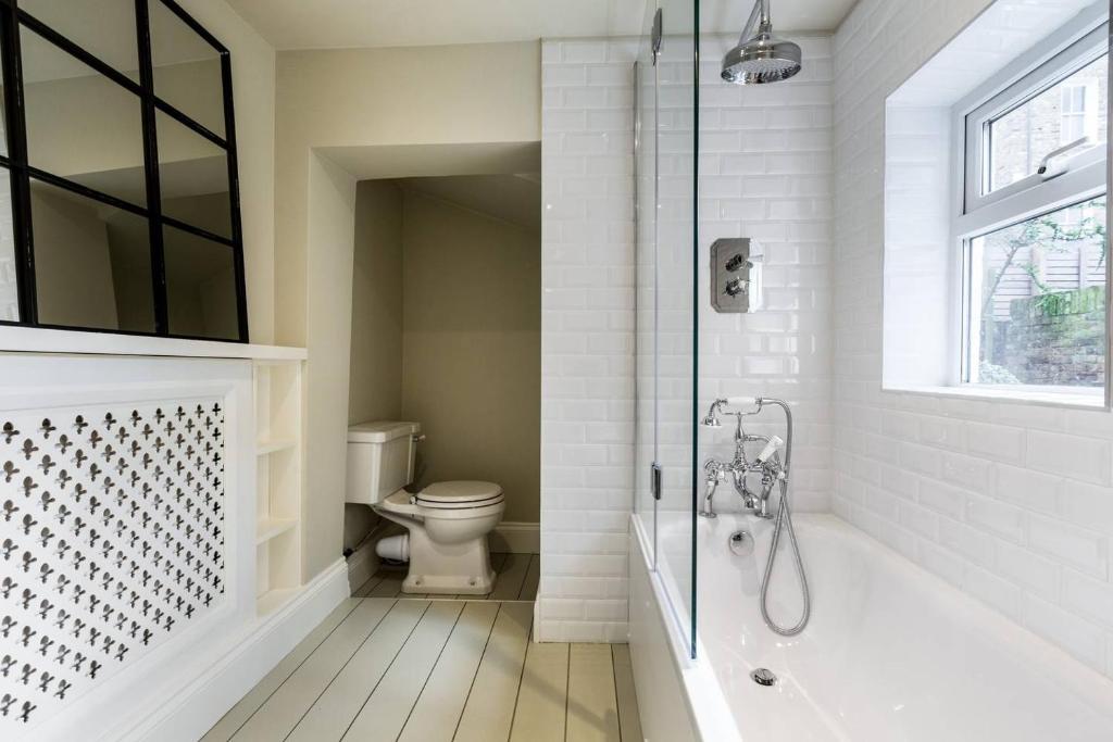 Bright 1BR Modern Home w/Terrace in West London - image 4