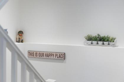 Beautiful Apartment in Gorgeous Location (DH8) - image 16