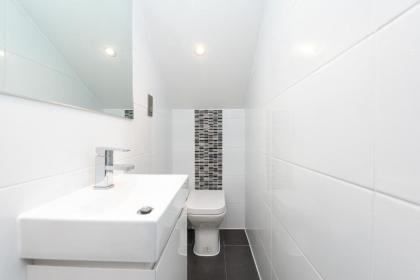 Beautiful Apartment in Gorgeous Location (DH8) - image 4