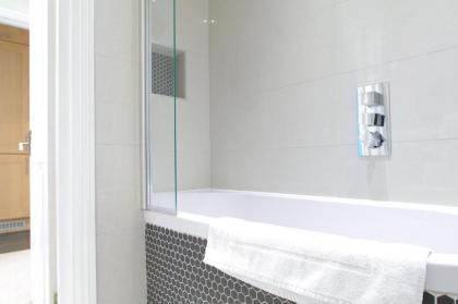 Covent Garden Superior Two Bedroom Aparment on Strand - image 12