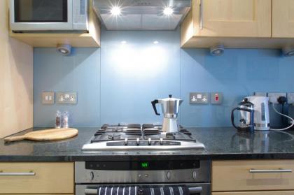Covent Garden Superior Two Bedroom Aparment on Strand - image 15