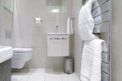 Covent Garden Superior Two Bedroom Aparment on Strand - image 17