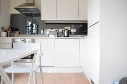 1 Bedroom Flat in North London Sleeps 4 - image 3