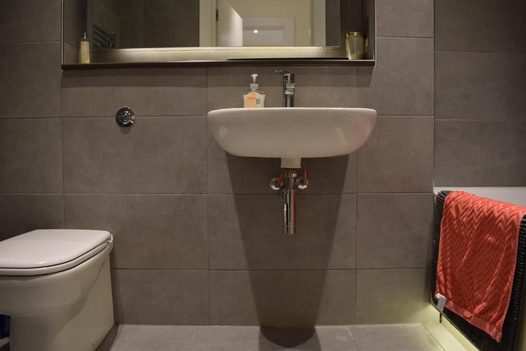 1 Bedroom Flat in North London Sleeps 4 - image 4