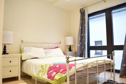 1 Bedroom Flat in North London Sleeps 4 - image 8