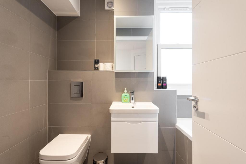 Parkside London Apartment (SS3) - image 4