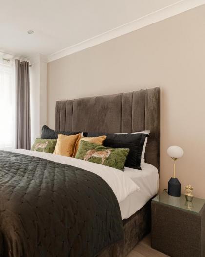 Explore the MOST EXQUISITE West-End from a Harrods FAMILY and COUPLE HOME - image 21