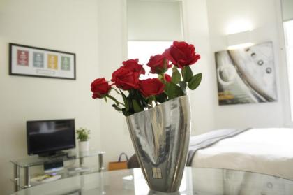 Urban Stay London City Apartments - image 1