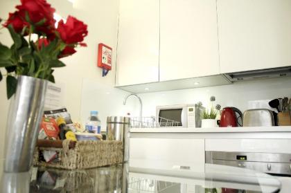 Urban Stay London City Apartments - image 2