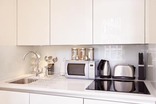 Urban Stay London City Apartments - image 5