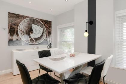 Cool Covent Garden Theatre Design Hub for Families Friends Couples - image 12