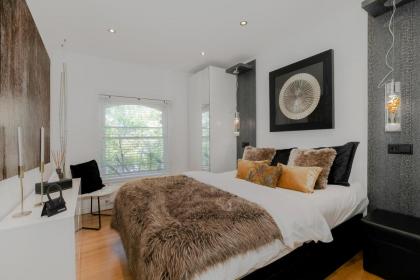 Cool Covent Garden Theatre Design Hub for Families Friends Couples - image 3