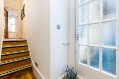 Gorgeous Apartment in Trendy Neighbourhood (DH5) - image 5