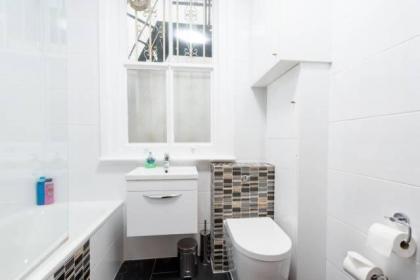 Gorgeous Apartment in Trendy Neighbourhood (DH5) - image 7
