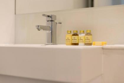 Stylish 2BR Home in West Kensington 4 guests - image 5