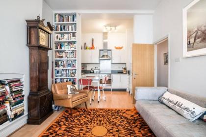 Bright 1BR Home near Arsenal Stadium w/Balcony - image 1