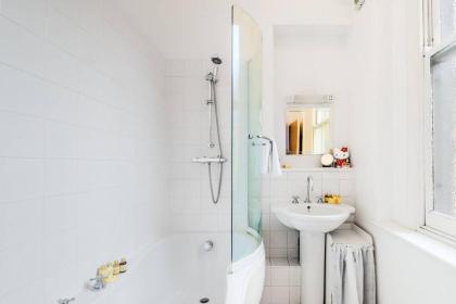 Bright 1BR Home near Arsenal Stadium w/Balcony - image 12