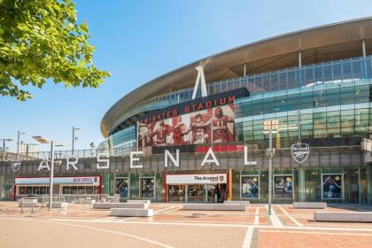Bright 1BR Home near Arsenal Stadium w/Balcony - image 13