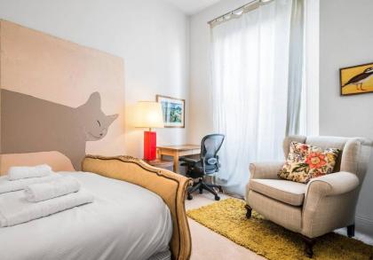 Bright 1BR Home near Arsenal Stadium w/Balcony - image 16