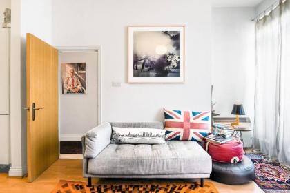 Bright 1BR Home near Arsenal Stadium w/Balcony - image 19