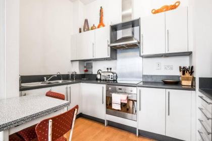 Bright 1BR Home near Arsenal Stadium w/Balcony - image 3