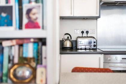 Bright 1BR Home near Arsenal Stadium w/Balcony - image 5