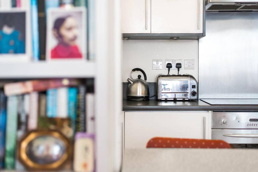 Bright 1BR Home near Arsenal Stadium w/Balcony - image 5