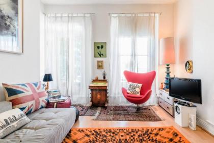 Bright 1BR Home near Arsenal Stadium w/Balcony - image 8