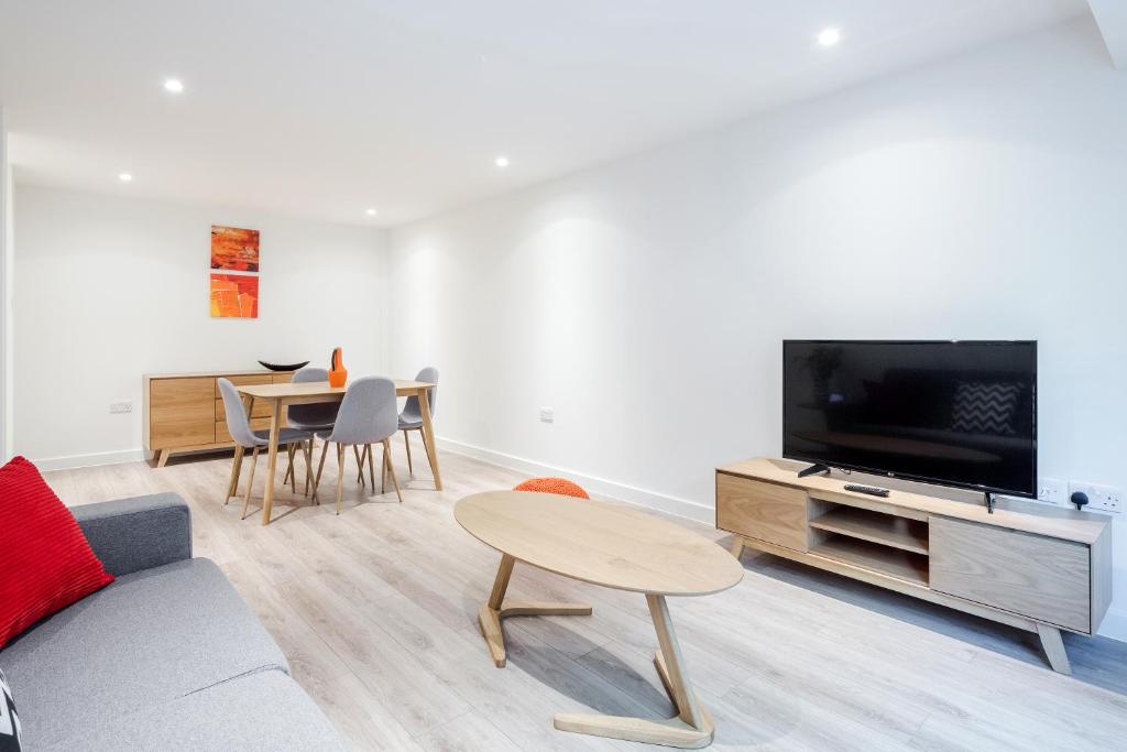Stayo New Compton Street - image 5