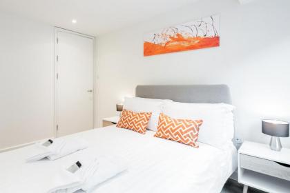 Stayo New Compton Street - image 9
