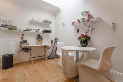 Modern 1 Bedroom Flat in Highbury - image 1