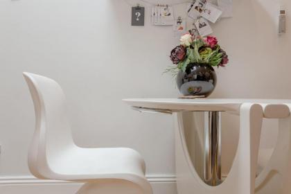 Modern 1 Bedroom Flat in Highbury - image 11