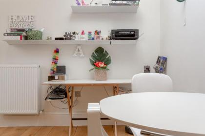 Modern 1 Bedroom Flat in Highbury - image 12